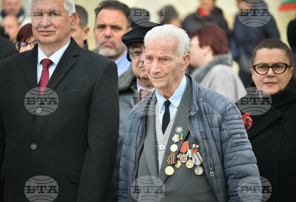 С военен ритуал, поднасяне на венци, концерт и заря Варна почита Трети март