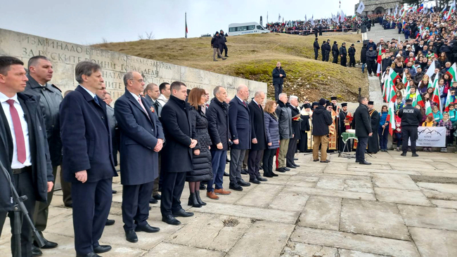 Тази земя ни задължава да надмогнем злободневието, за да бъдем достойни за тези, които дадоха живота си, за да пребъде България, заяви Росен Желязков на връх Шипка