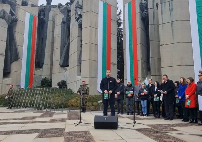 Старозагорци, не забравяйте, че сме православен, горд и силен народ, които дори ятаганът на Османската империя не успя да пречупи, каза кметът Живко Тодоров