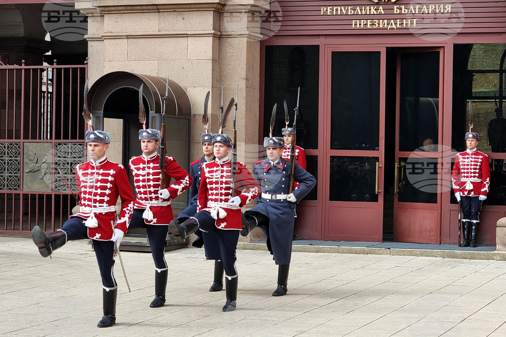Тържествена смяна на почетния гвардейски караул - Национален празник