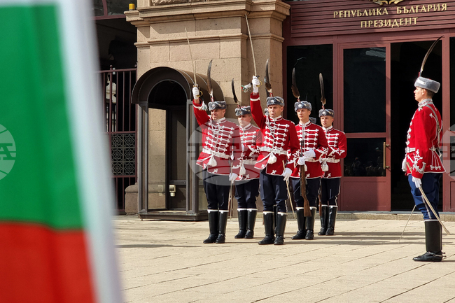 Тържествена смяна на почетния гвардейски караул - Национален празник