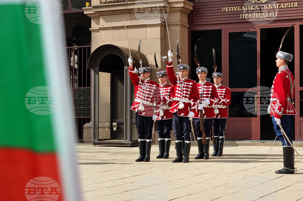 Тържествена смяна на почетния гвардейски караул - Национален празник