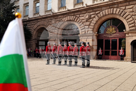 Тържествена смяна на почетния гвардейски караул - Национален празник