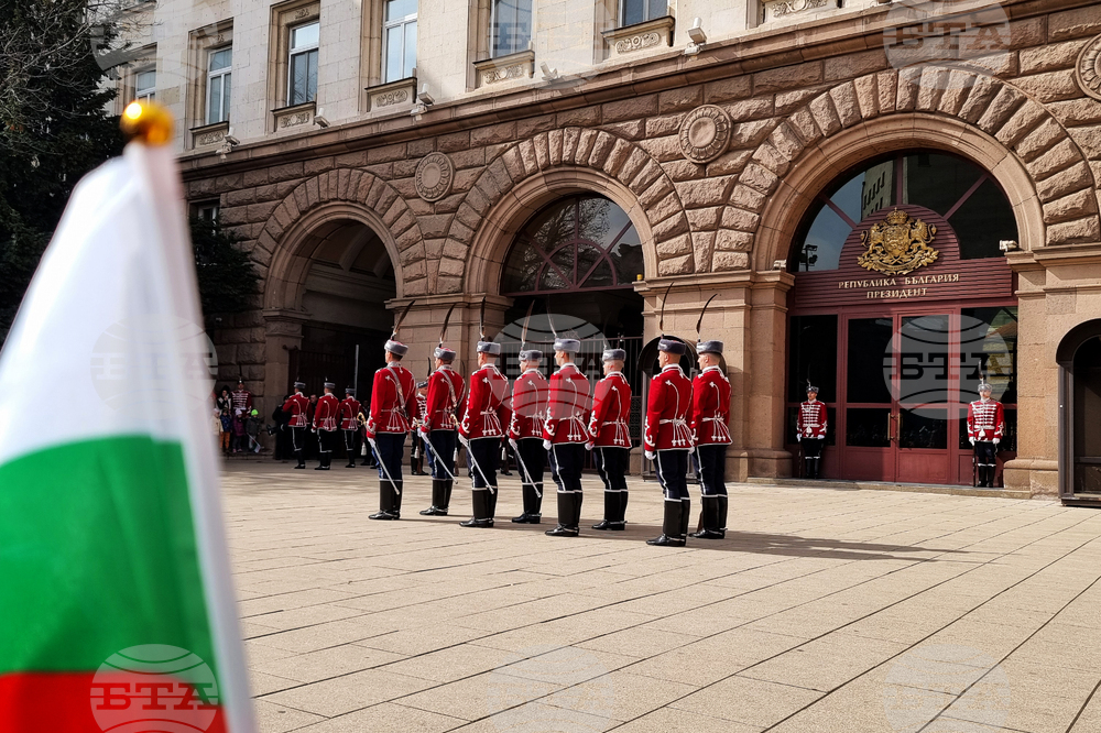 Тържествена смяна на почетния гвардейски караул - Национален празник