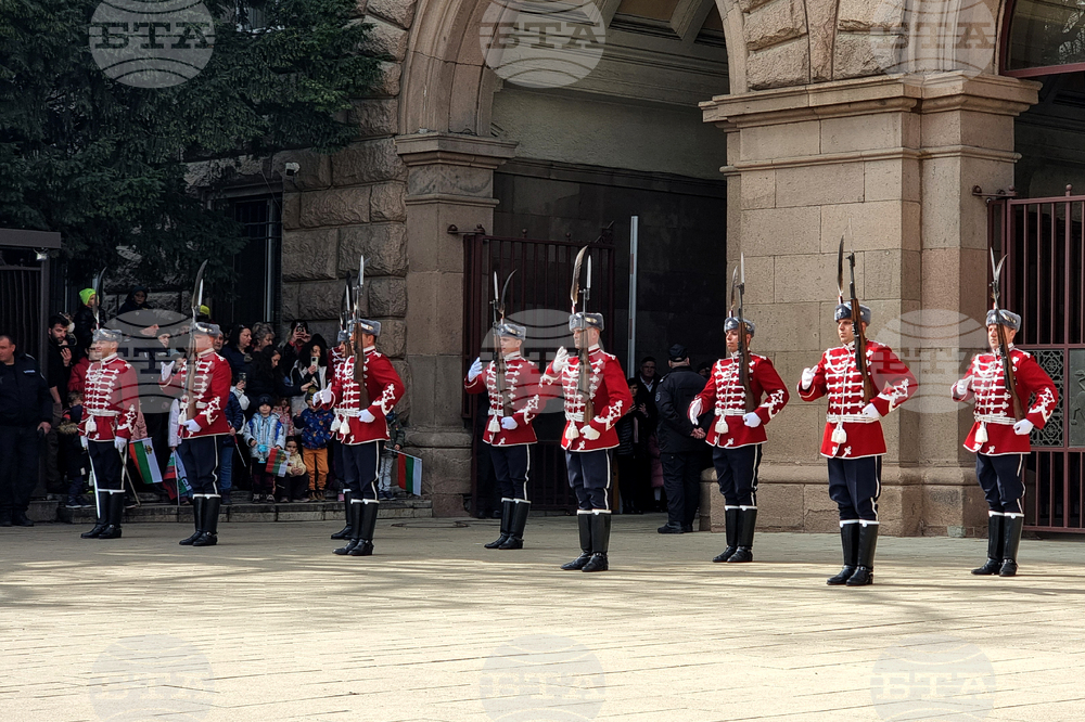 Тържествена смяна на почетния гвардейски караул - Национален празник