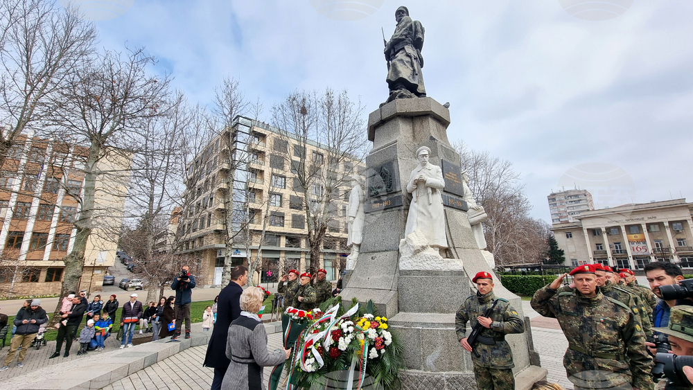 С общоградско хоро завършиха тържествата за Трети март в Хасково