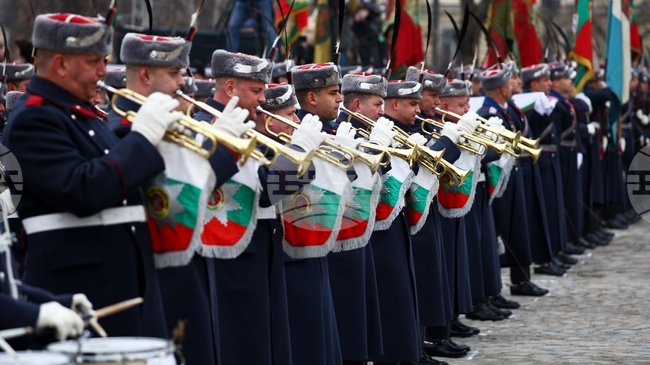София отбелязва Трети март с издигане на националното знаме, смяна на почетния гвардейски караул и тържествена заря
