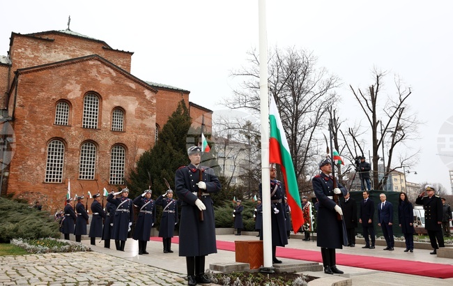 Министър Атанас Запрянов, началникът на отбраната и военнослужещи ще участват в тържествените прояви за националния празник 