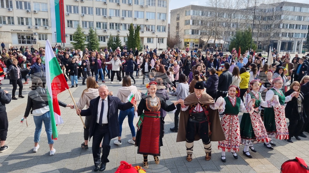 С празнично шествие на знамената и фолклорна инициатива Търговище отбеляза Трети март