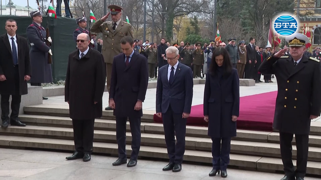 Церемония по издигането на националното знаме на 3 март, на който честваме 146-ата годишнина от Освобождението, се състоя пред паметника на Незнайния воин в София