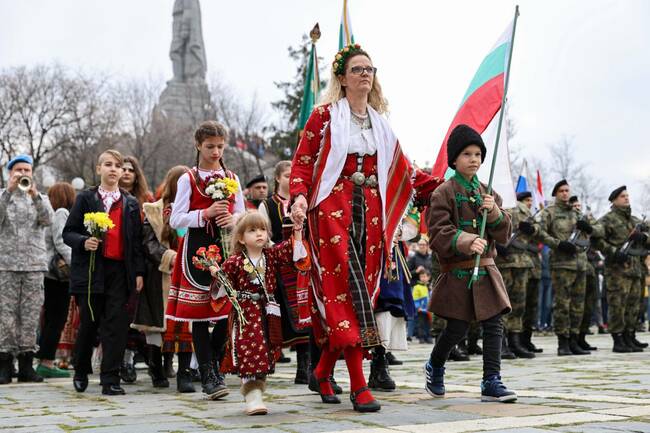С молебен и поднасяне на цветя пред Паметника на руските освободители на хълм Бунарджика в Пловдив беше отбелязан Трети март