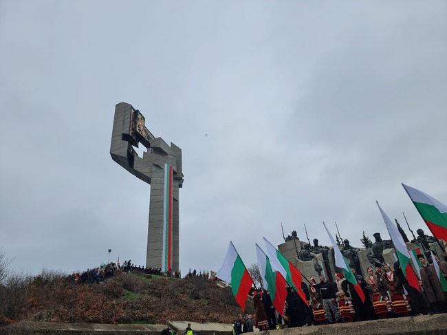 Стотици се включиха в паметното шествие „За Свободата... Да развеем българското знаме!“ и понесоха на ръце 300-метров трибагреник в Стара Загора