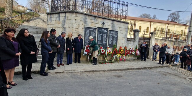 Венци и цветя пред плочите на опълченците от Шумен и от Шуменско за Трети март поднесоха общественици и признателни граждани