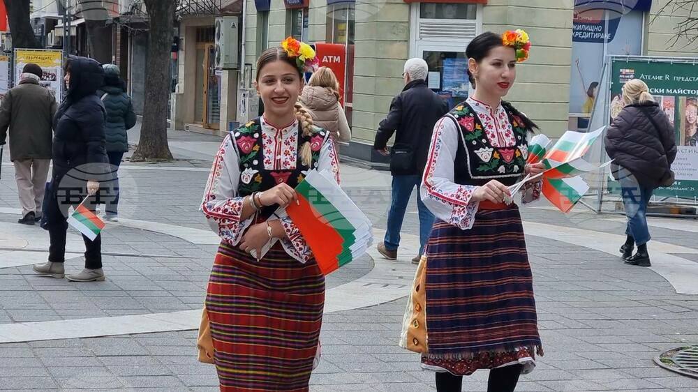Три хиляди български знамена раздадоха по улиците на Бургас по повод Трети март