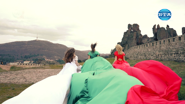 Видеоклип с жени с летящи рокли в цветовете на националния трибагреник радва хората в социалните мрежи