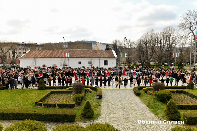 Сливен изви кръшно хоро за Деня на Освобождението
