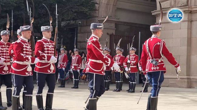 На националния празник беше извършена тържествена смяна на почетния гвардейски караул