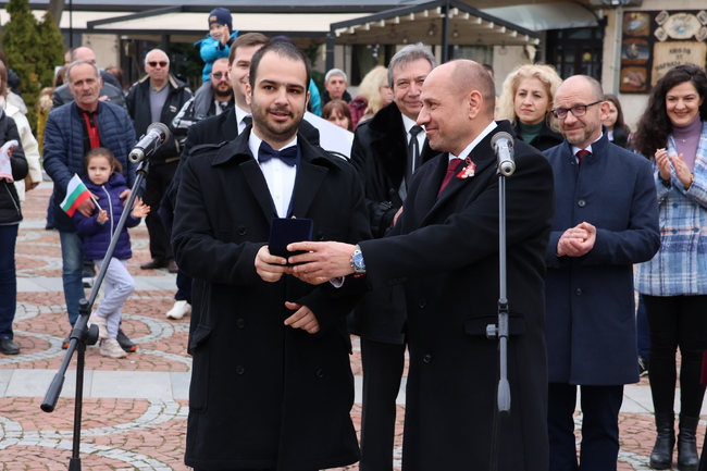 Кметът отличи с кристал с герба на Община Ловеч студента на годината