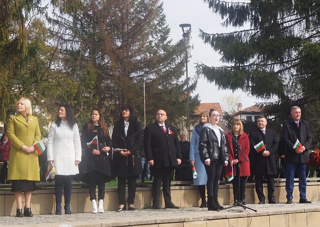 С няколко ката хоро на площада, две шествия и почит пред 3 паметника Разград отбеляза Националния празник Трети март