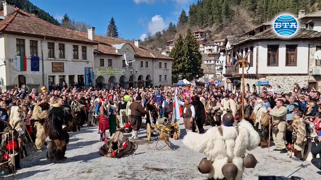 Хиляди туристи от страната и чужбина събра празникът „Песпонеделник“ в родопското село Широка лъка