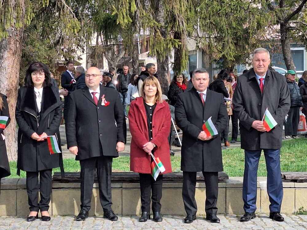 С шествие с националния флаг Областна администрация Разград отбеляза 3 март