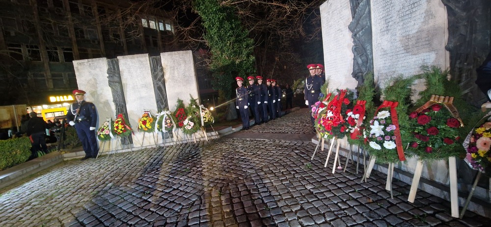 Тържествена заря – проверка озари небето над Шумен