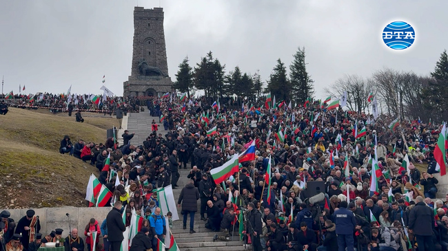 На връх Шипка десетки хиляди българи почетоха паметта на героите, загинали за Освобождението на страната ни