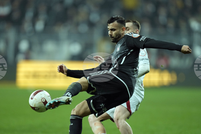 Бивш национал на Алжир се завръща в Олимпик Лион