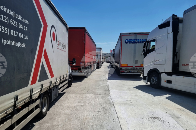 Влекач на камион изгоря на "Капитан Андреево", шофьорът е пострадал при пожара