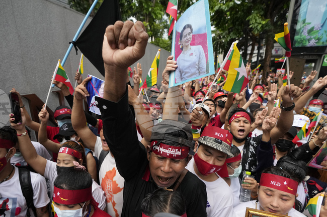 Рискът от насилие в Мианма нараства, след като хунтата удължи извънредното положение и планира избори, а САЩ замразиха чуждестранната помощ