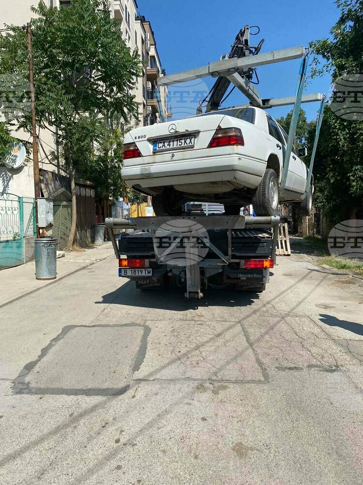 Общо на 313 излезли от употреба автомобили са поставени стикер-предписания в район "Надежда" от началото на годината