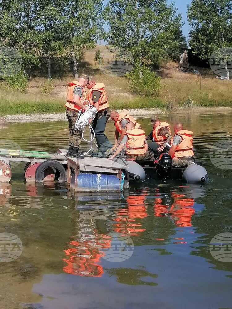 Съвместно тактико-специално занятие проведоха военни, пожарникари, полицаи и медици на язовир „Стойковци“ край Благоевград