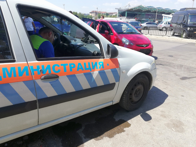 Спряха от движение два автомобила за извършване на нерегламентиран превоз на пътници чрез приложението „Максим“