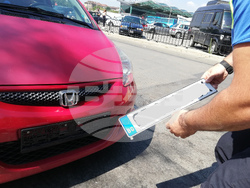 Спряха от движение два автомобила за извършване на нерегламентиран превоз на пътници чрез приложението „Максим“