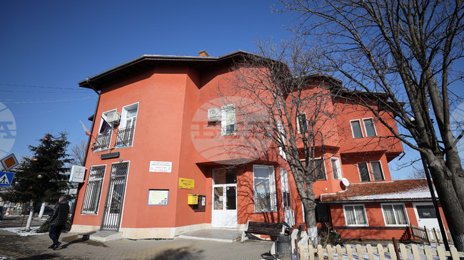 Заради разпилян товар от камион движението по пътя София - Сливница при разклона за село Пролеша е временно в една лента