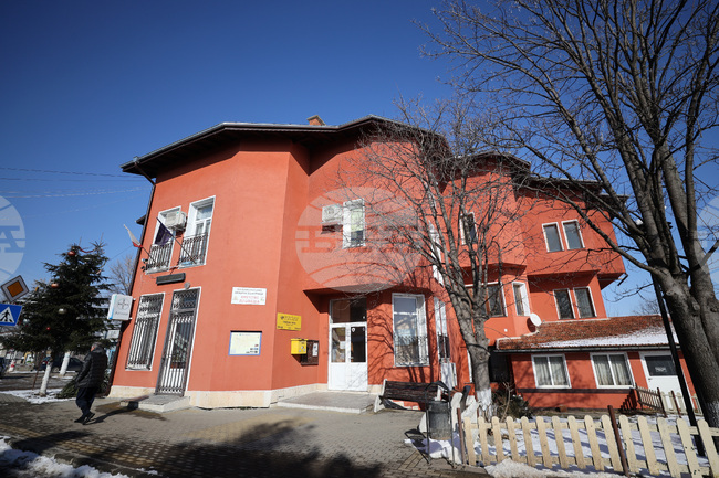 Заради разпилян товар от камион движението по пътя София - Сливница при разклона за село Пролеша е временно в една лента