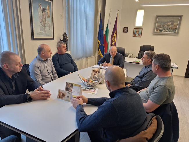 Община Ловеч: Кметът поиска от операторите на електронни съобщителни мрежи премахване на излишните въздушни кабели