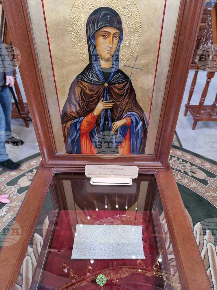 Част от светите мощи и одежди на св. Петка Търновска се съхраняват в храма с нейното име в Сливен