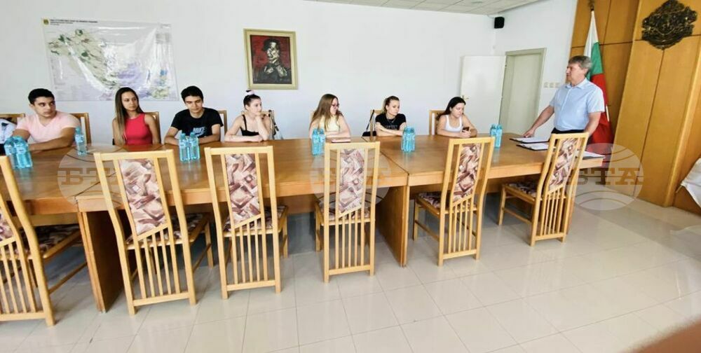 Кметът на Раднево отличи с плакети и грамоти най-изявените абитуриенти от миньорския град