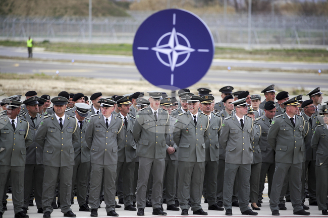 Турците и албанците са водещи по готовност да защитават родината си сред страните от НАТО, сочи проучване