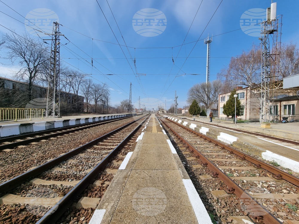 Товарен влак дерайлира край град Кермен, няма пострадали