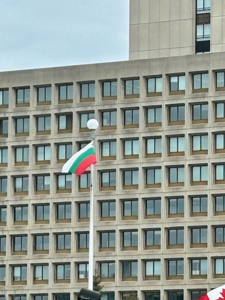 Посолството на България в Канада издигна българското знаме пред Община Отава на Трети март