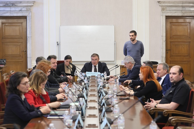 В комисията по здравеопазване приеха на първо гласуване лекарските асистенти да могат да създадат съсловна организация
