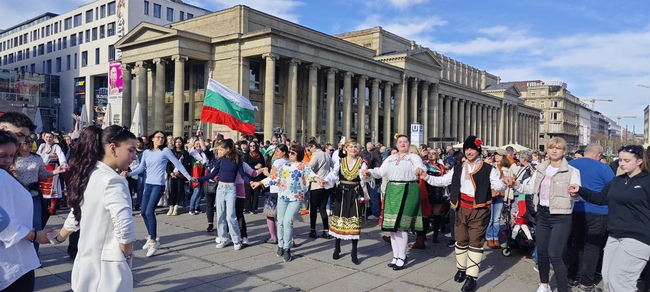 Българи в Щутгарт отбелязаха Трети март с хоро на централния площад в града
