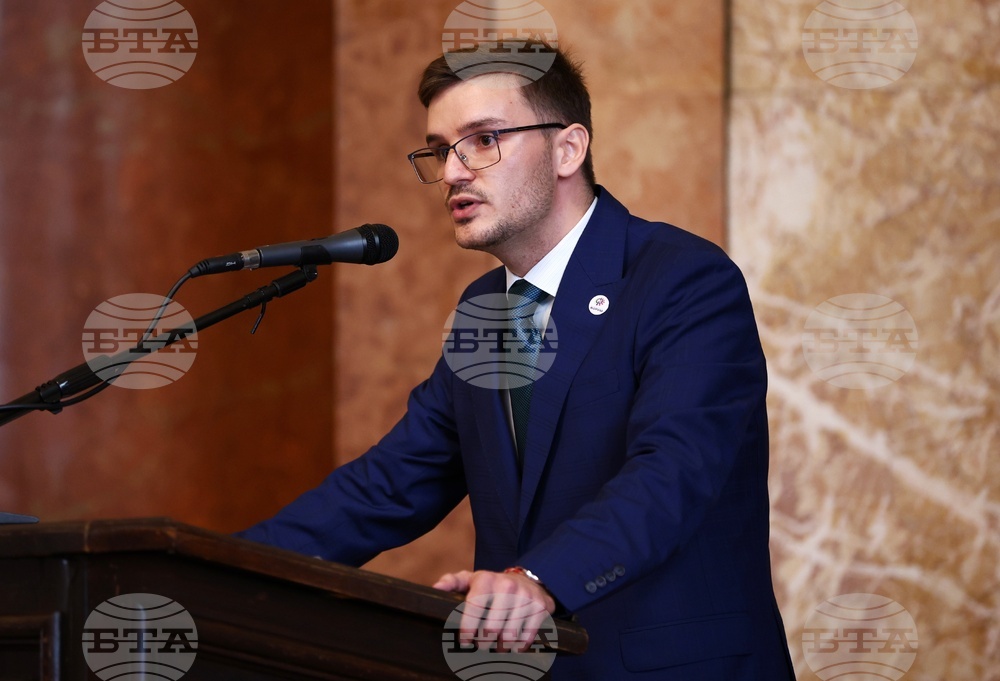 На младите трябва да се погледне като ресурс, който може да движи посоката на обществото, каза Атанас Радев