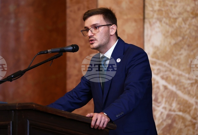 На младите трябва да се погледне като ресурс, който може да движи посоката на обществото, каза Атанас Радев