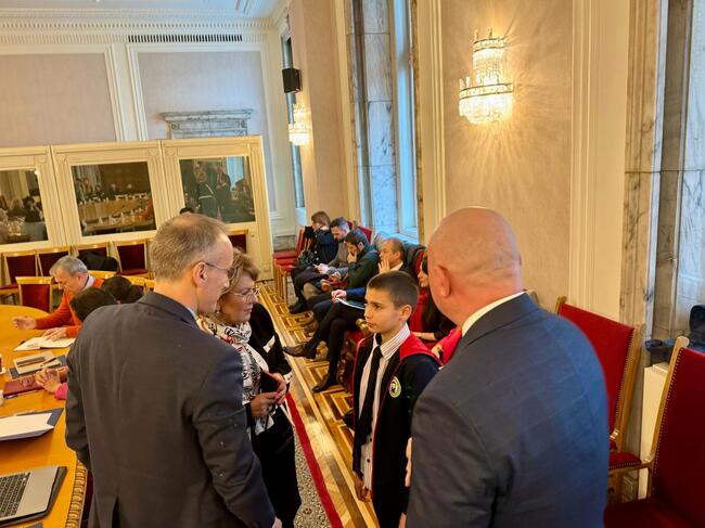 МОН: Ученик от 5. клас бе гост на дискусия в НС за промяна на учебните програми