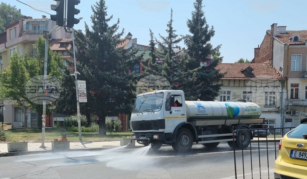 Цистерни обливат улиците на Благоевград, а в горещите дни за жителите и гостите е осигурена вода на различни точки в града