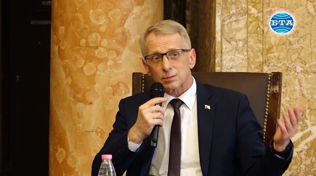 Първият ни приоритет е европейското демократично развитие на България, заяви премиерът Денков на среща с младежи