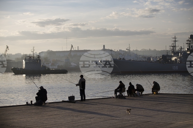 Украински дронове поразиха петролна рафинерия и пристанище в руския Краснодарски край, съобщиха местните власти